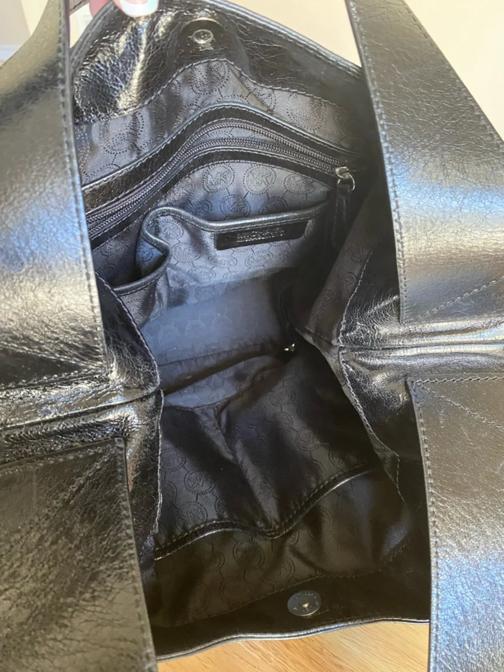 Michael Kors Devon Black Leather Shoulder Bag with Silver Chain Detail - Picture 10 of 12